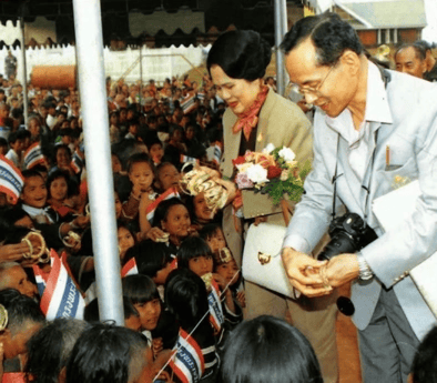 泰国王太后诗丽吉去世<strong></p>
<p>数字货币软件</strong>，留下19顶奢华王冠和她的传奇一生