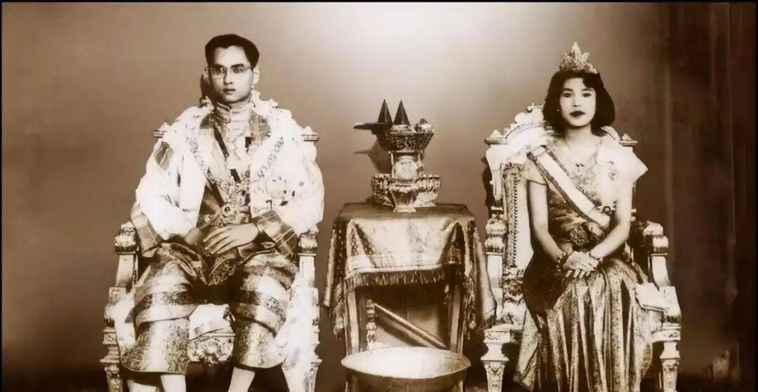 泰国王太后诗丽吉去世<strong></p>
<p>数字货币软件</strong>，留下19顶奢华王冠和她的传奇一生