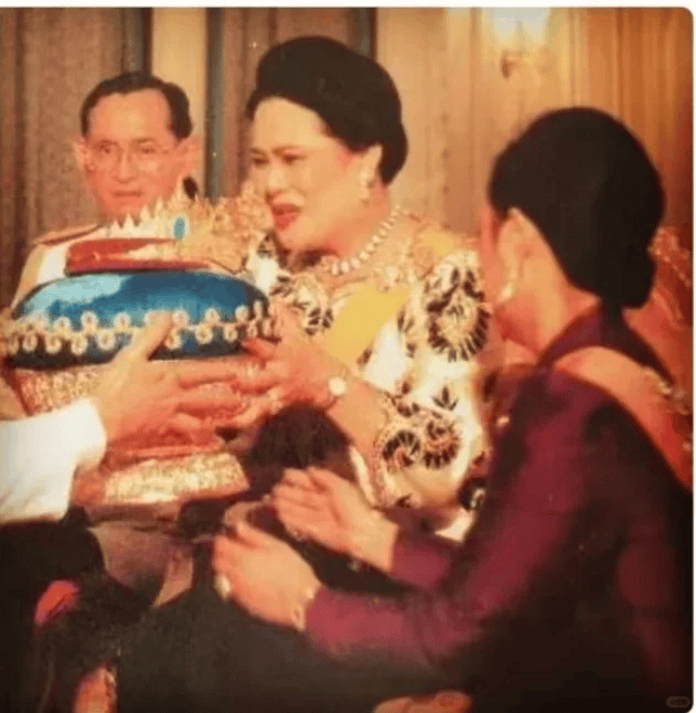 泰国王太后诗丽吉去世<strong></p>
<p>数字货币软件</strong>，留下19顶奢华王冠和她的传奇一生