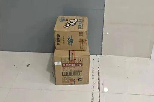 临沂俩小伙偷摸去派出所门口放下<strong></p>
<p>国内数字货币</strong>了…