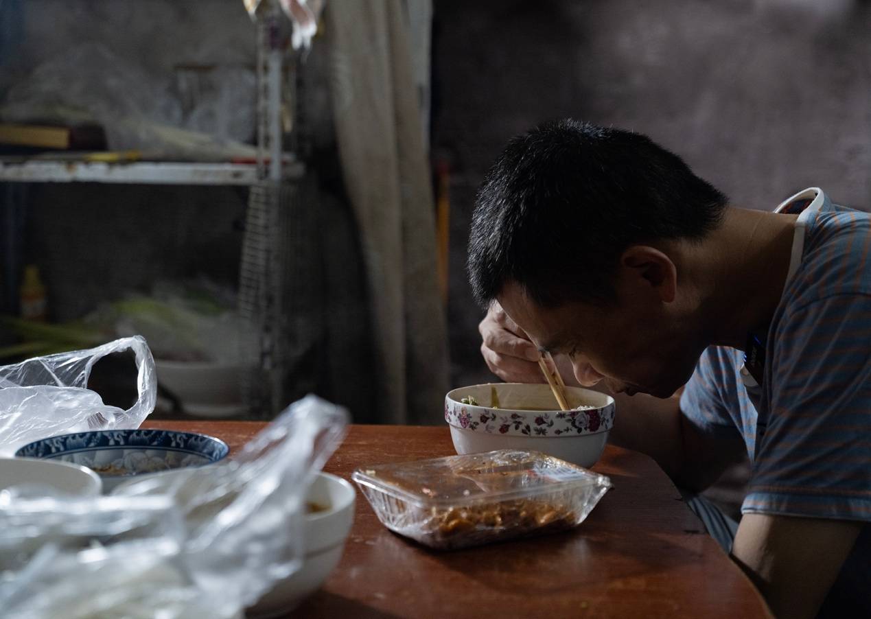 <strong></p>
<p>国内数字货币</strong>他们挤在8元一晚的旅店 几百人抢一个活