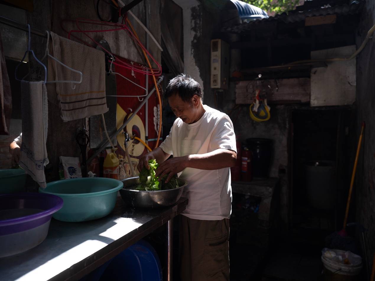 <strong></p>
<p>国内数字货币</strong>他们挤在8元一晚的旅店 几百人抢一个活