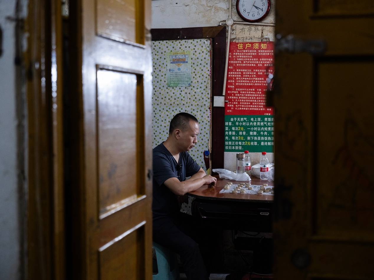 <strong></p>
<p>国内数字货币</strong>他们挤在8元一晚的旅店 几百人抢一个活