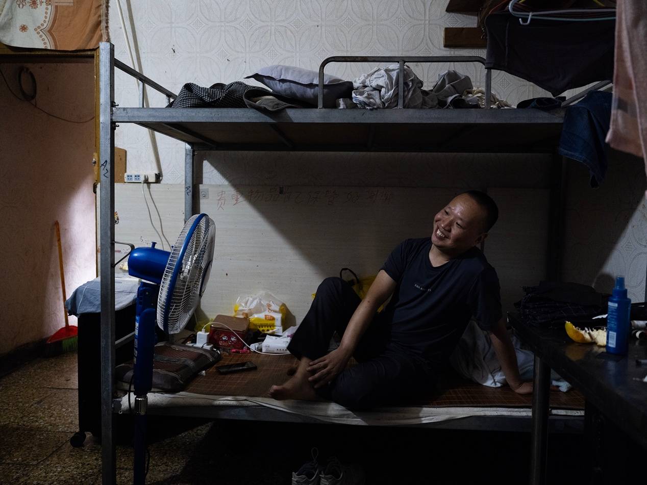 <strong></p>
<p>国内数字货币</strong>他们挤在8元一晚的旅店 几百人抢一个活