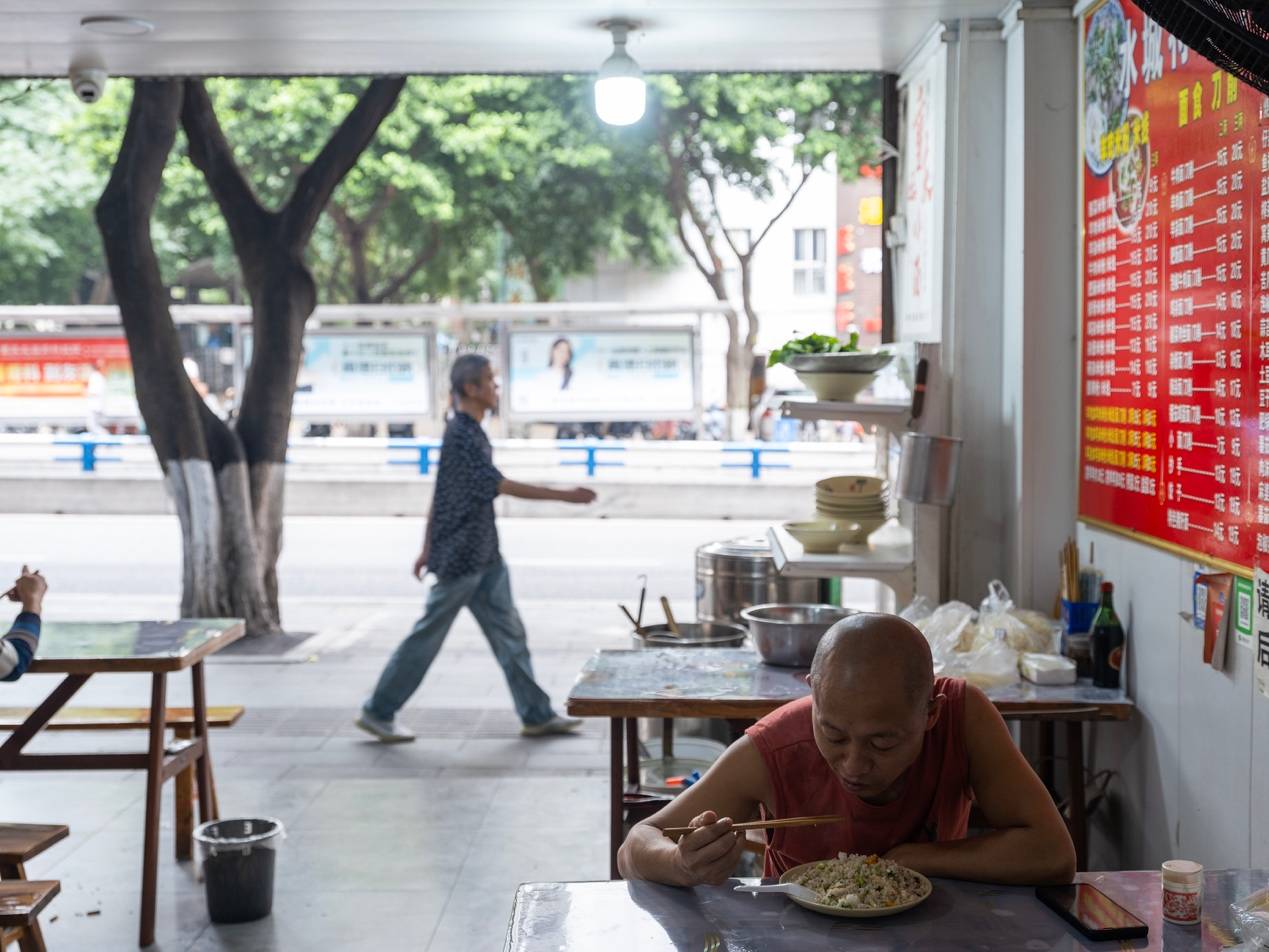 <strong></p>
<p>国内数字货币</strong>他们挤在8元一晚的旅店 几百人抢一个活