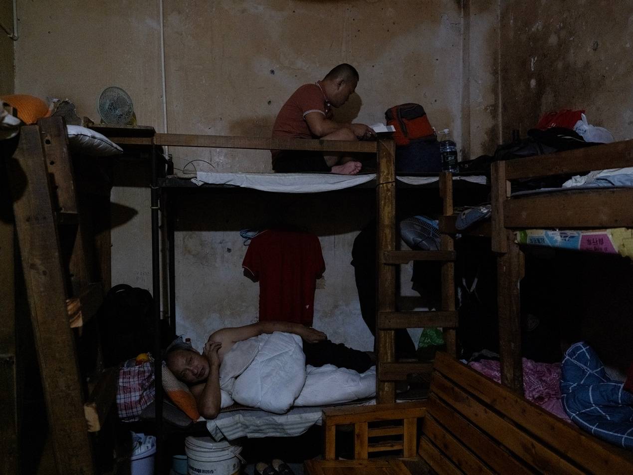 <strong></p>
<p>国内数字货币</strong>他们挤在8元一晚的旅店 几百人抢一个活