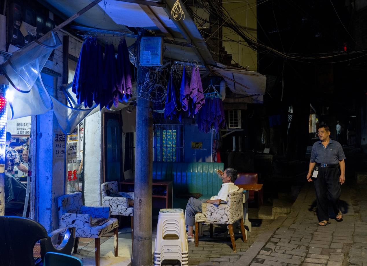 <strong></p>
<p>国内数字货币</strong>他们挤在8元一晚的旅店 几百人抢一个活