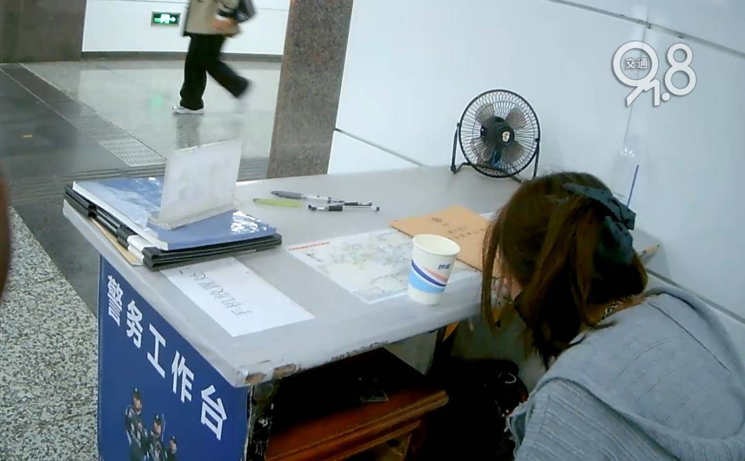 杭州地铁内<strong></p>
<p>数字货币合法</strong>,女乘客突然崩溃大哭!紧接着……这一幕被拍下