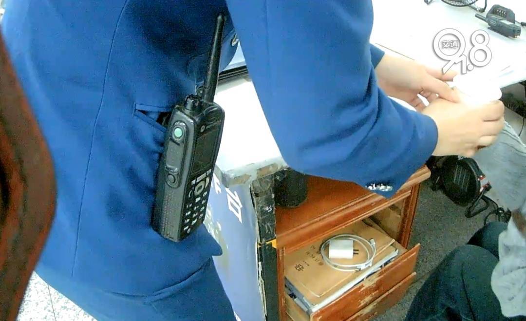 杭州地铁内<strong></p>
<p>数字货币合法</strong>,女乘客突然崩溃大哭!紧接着……这一幕被拍下