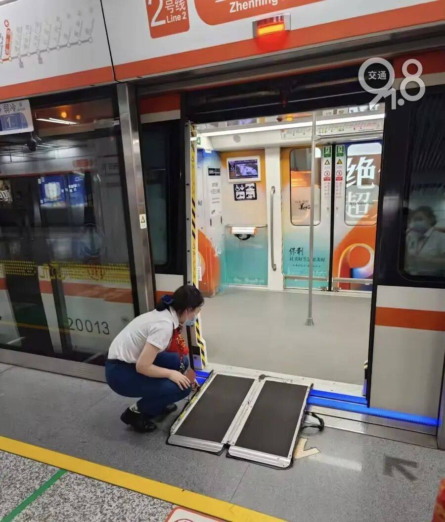 杭州地铁内<strong></p>
<p>数字货币合法</strong>,女乘客突然崩溃大哭!紧接着……这一幕被拍下