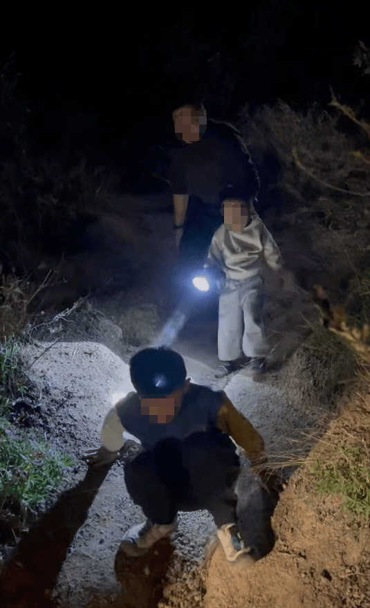 2个大人带3个孩子被困河南深山<strong></p>
<p>货币数字代码</strong>,男子仅凭山上微光摸黑营救:我对山里环境熟