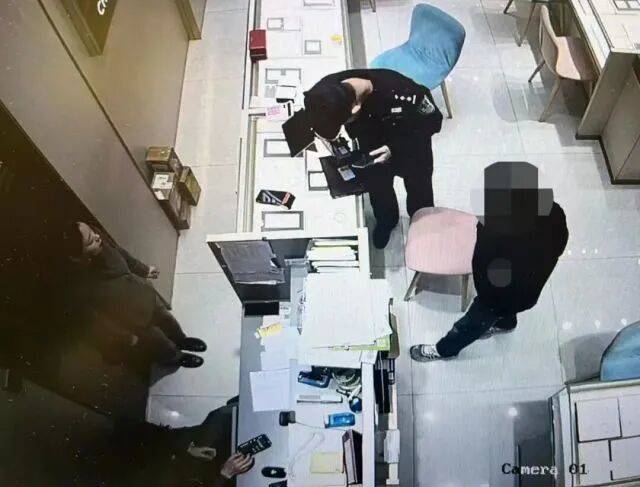 股市套现170万元后<strong></p>
<p>数字货币群</strong>,杭州男子豪购300克金条!老板当场报警……