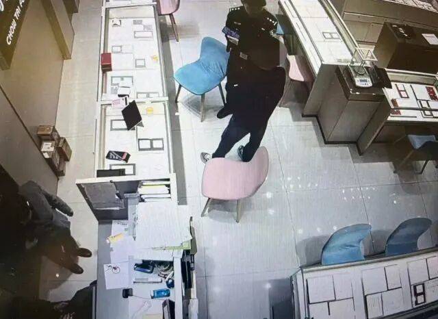 股市套现170万元后<strong></p>
<p>数字货币群</strong>,杭州男子豪购300克金条!老板当场报警……