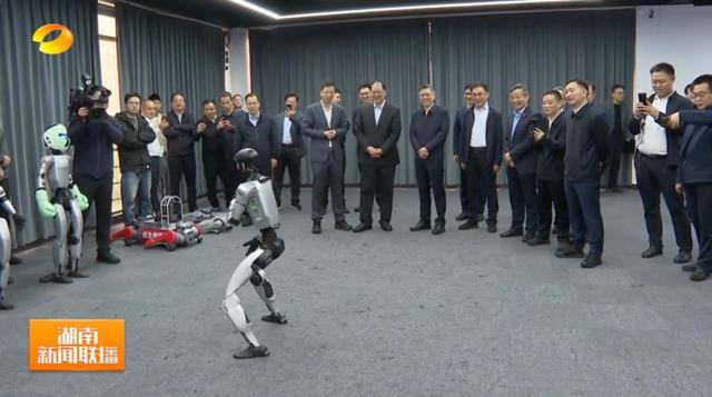 湖南省省长、浙江省省长,一同观看机器人表演