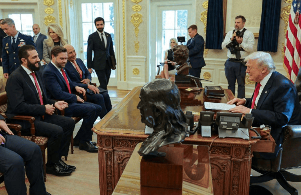 朱拉尼在合照中站得笔直，特朗普把人叫来白宫，却连正门都不让走