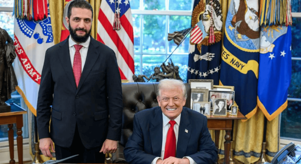 朱拉尼在合照中站得笔直<strong></p>
<p>数字货币世界</strong>，特朗普把人叫来白宫，却连正门都不让走