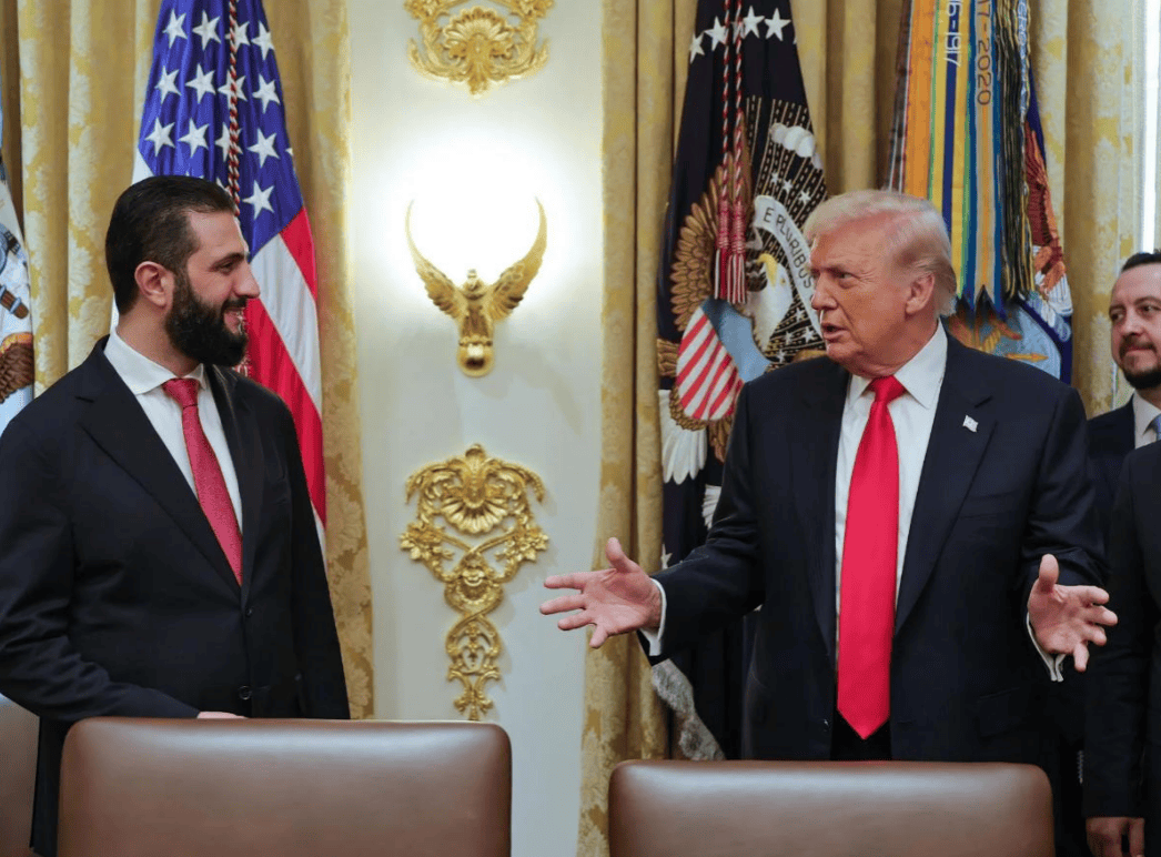 朱拉尼在合照中站得笔直<strong></p>
<p>数字货币世界</strong>，特朗普把人叫来白宫，却连正门都不让走