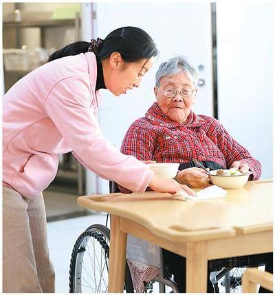 多方共举,求解照护之困(健康驿站·关注健康老龄化②)