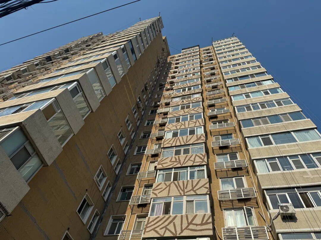 四环边这栋“补丁大楼”挺吓人<strong></p>
<p>数字货币新闻</strong>，物业：明年改造丨有事儿@新京报