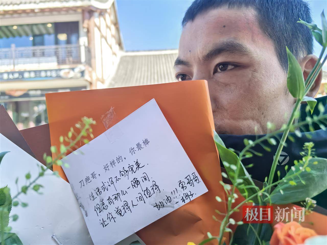 29岁女粉丝专程上山送礼物，声称想做张家界荒野求生选手“刀疤哥”的老婆