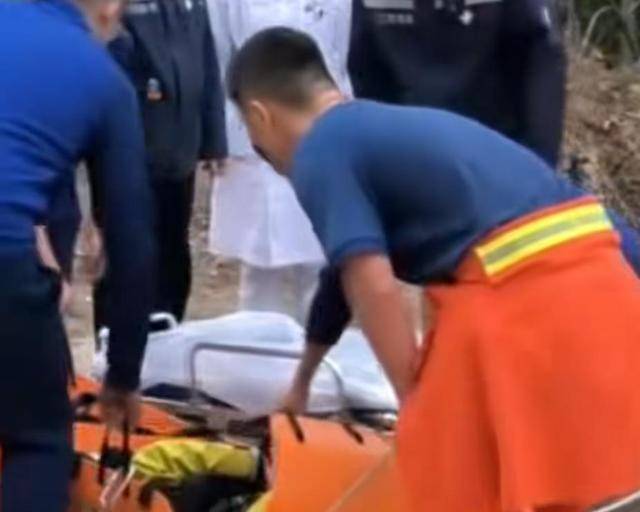 “我来个跳的”!女驴友不慎摔下巨石<strong></p>
<p>关于数字货币</strong>,目击者:粉碎性骨折