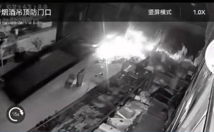 多名男子开越野车撞开烟酒店大门行窃<strong></p>
<p>数字货币央行</strong>，失主报案称损失超20万元，警方回应