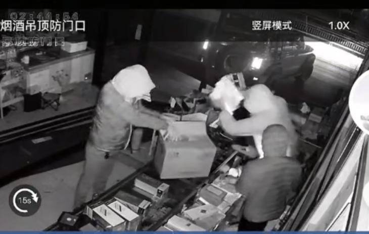 多名男子开越野车撞开烟酒店大门行窃<strong></p>
<p>数字货币央行</strong>，失主报案称损失超20万元，警方回应