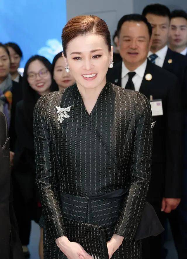 泰国王后访华“穿搭九宫格”出圈<strong></p>
<p>数字货币央行</strong>,隆重珠宝展现用心诚意