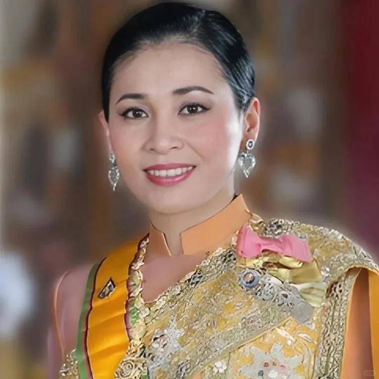 泰国王后访华“穿搭九宫格”出圈<strong></p>
<p>数字货币央行</strong>,隆重珠宝展现用心诚意