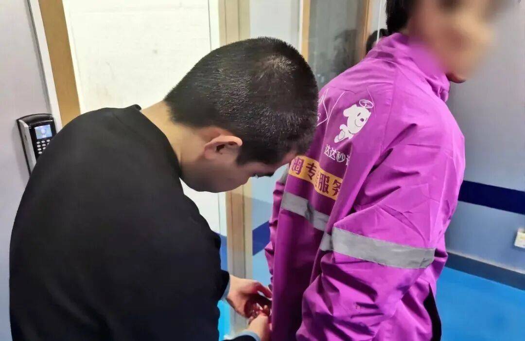 南京一山姆配送员竟是“三逃”人员，送货途中被捕，山姆客服未回应录用合规性