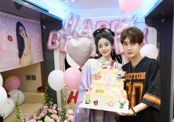 娜扎经纪人李登科宣布卸任 称女方照亮了他的一段人生