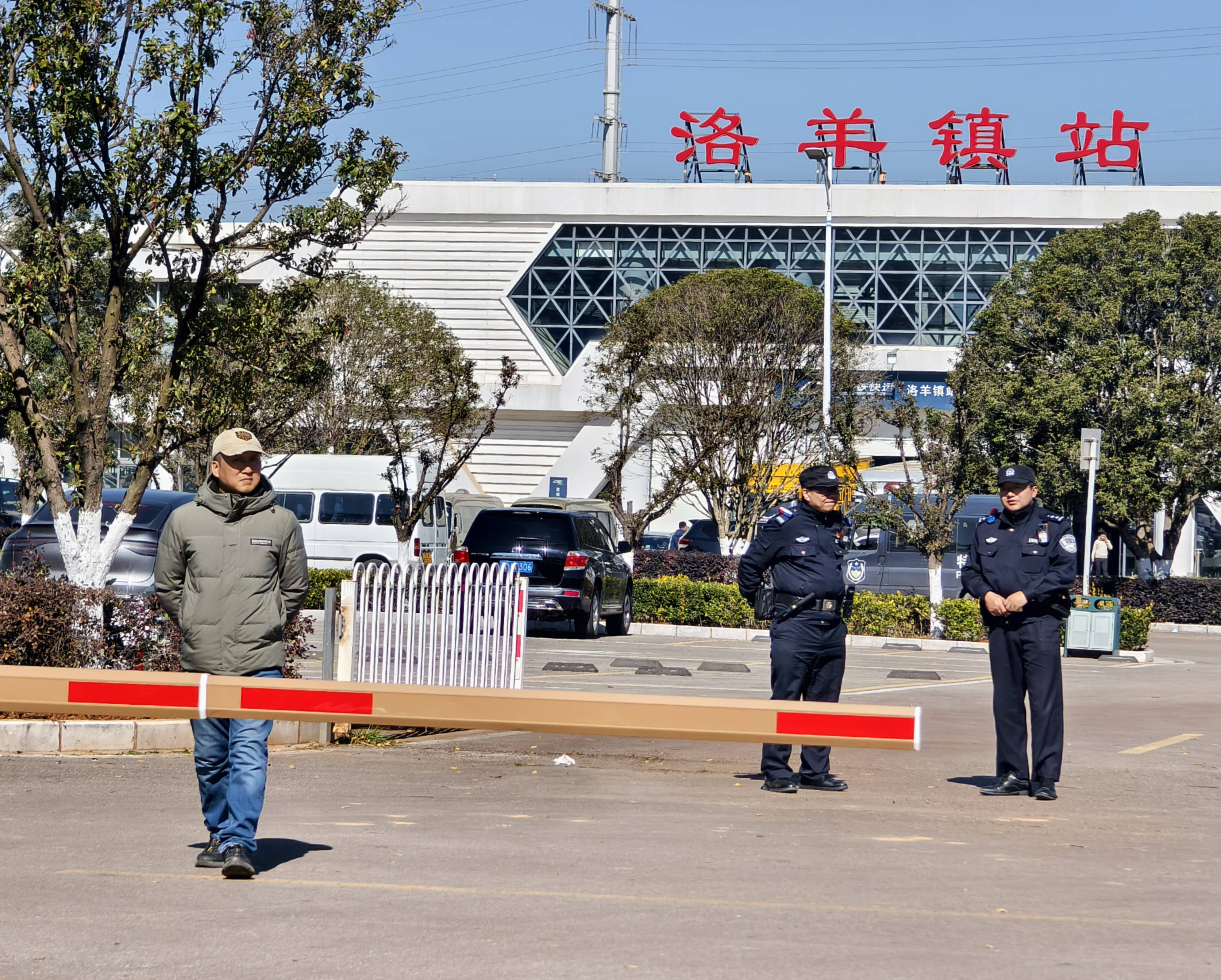 昆明发生试验列车撞施工作业人员事故<strong></p>
<p>开发数字货币</strong>，开屏新闻记者探访现场