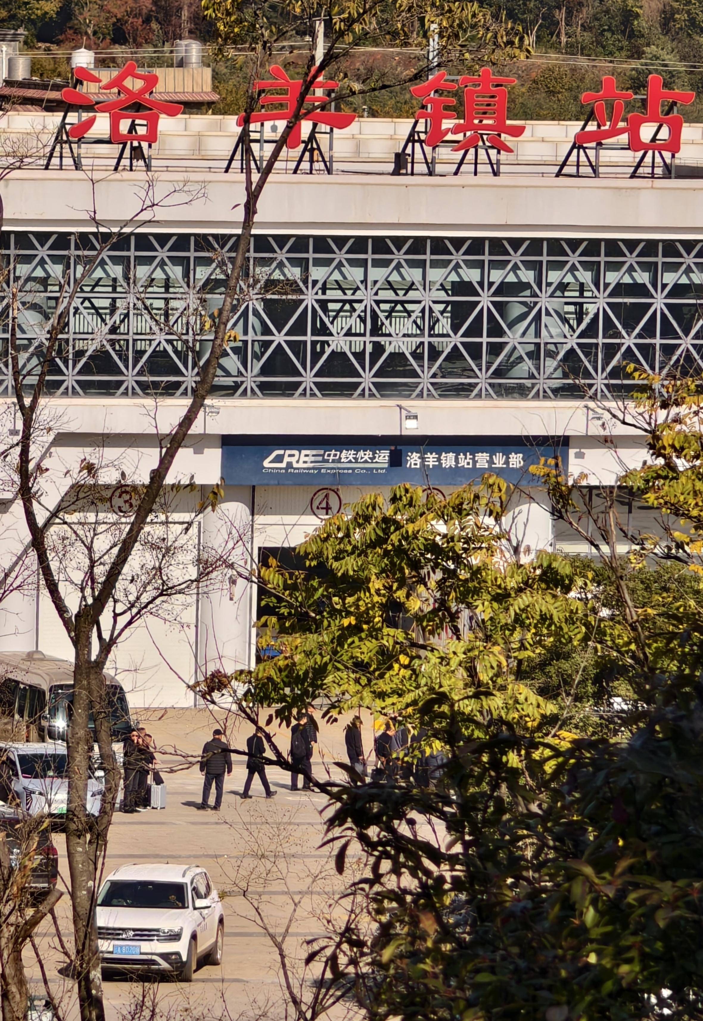 昆明发生试验列车撞施工作业人员事故<strong></p>
<p>开发数字货币</strong>，开屏新闻记者探访现场