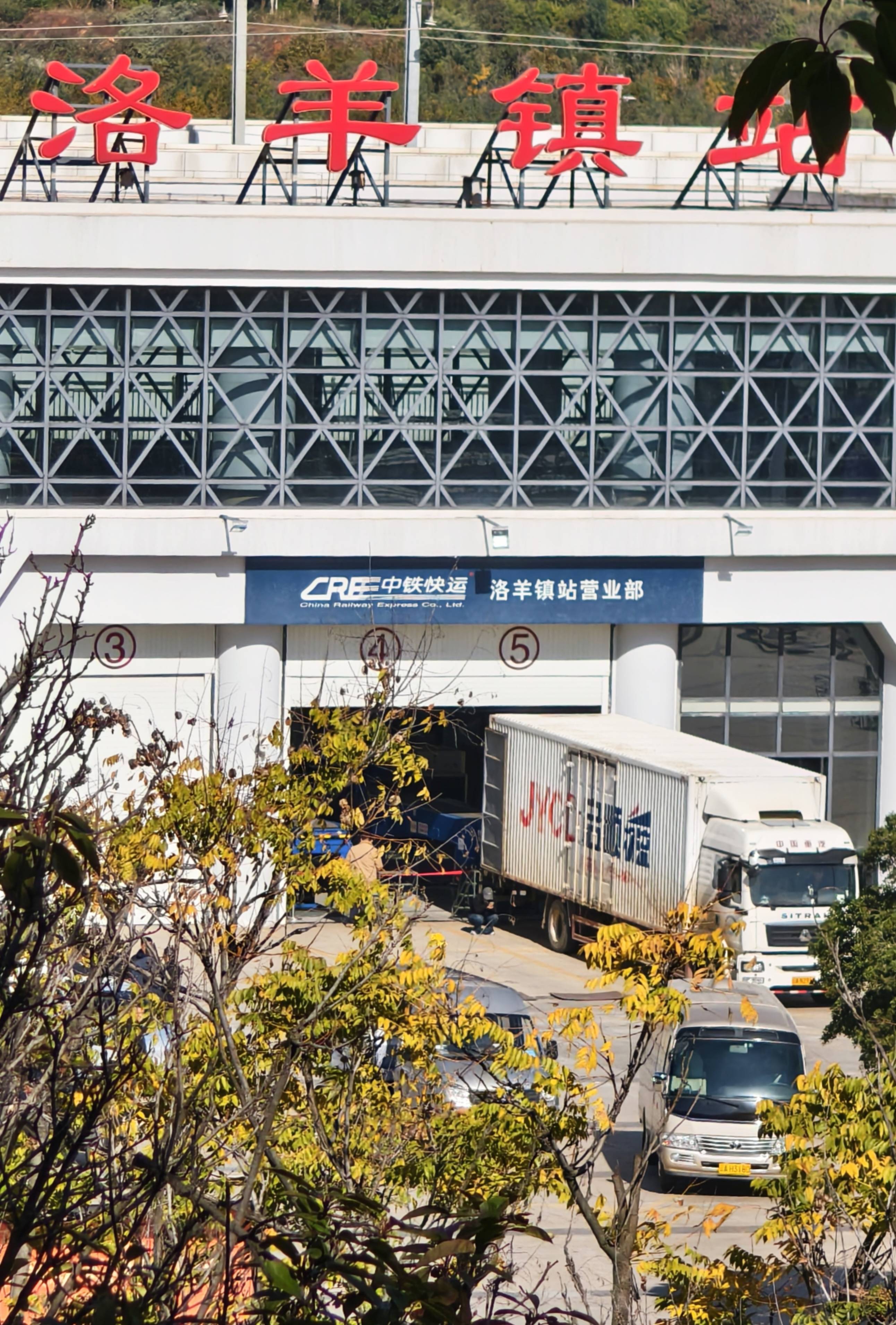 昆明发生试验列车撞施工作业人员事故<strong></p>
<p>开发数字货币</strong>，开屏新闻记者探访现场