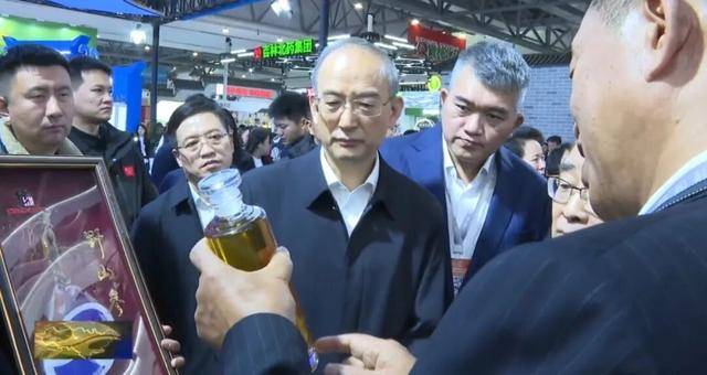 省委书记参观百年野山参<strong></p>
<p>数字货币eos</strong>!吉林正举全省之力打造千亿级产业