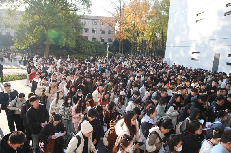 中年失业的地产人<strong></p>
<p>央行发行数字货币</strong>,挤进考公“复活赛”