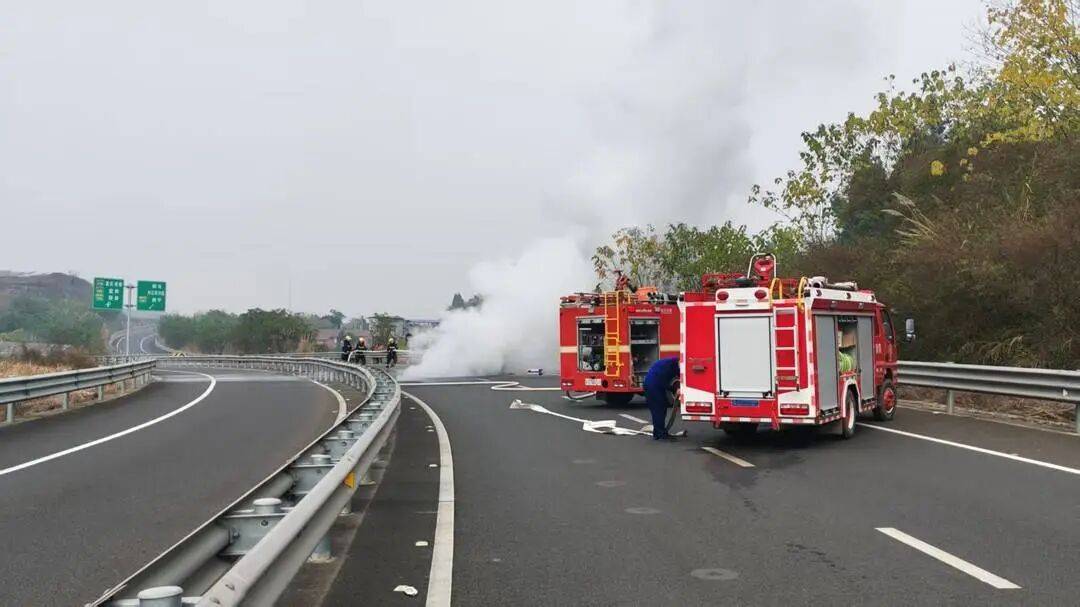 四川高速上一汽车突发自燃!车内两人闻到异味后果断弃车<strong></p>
<p>数字货币应用</strong>,成功逃生
