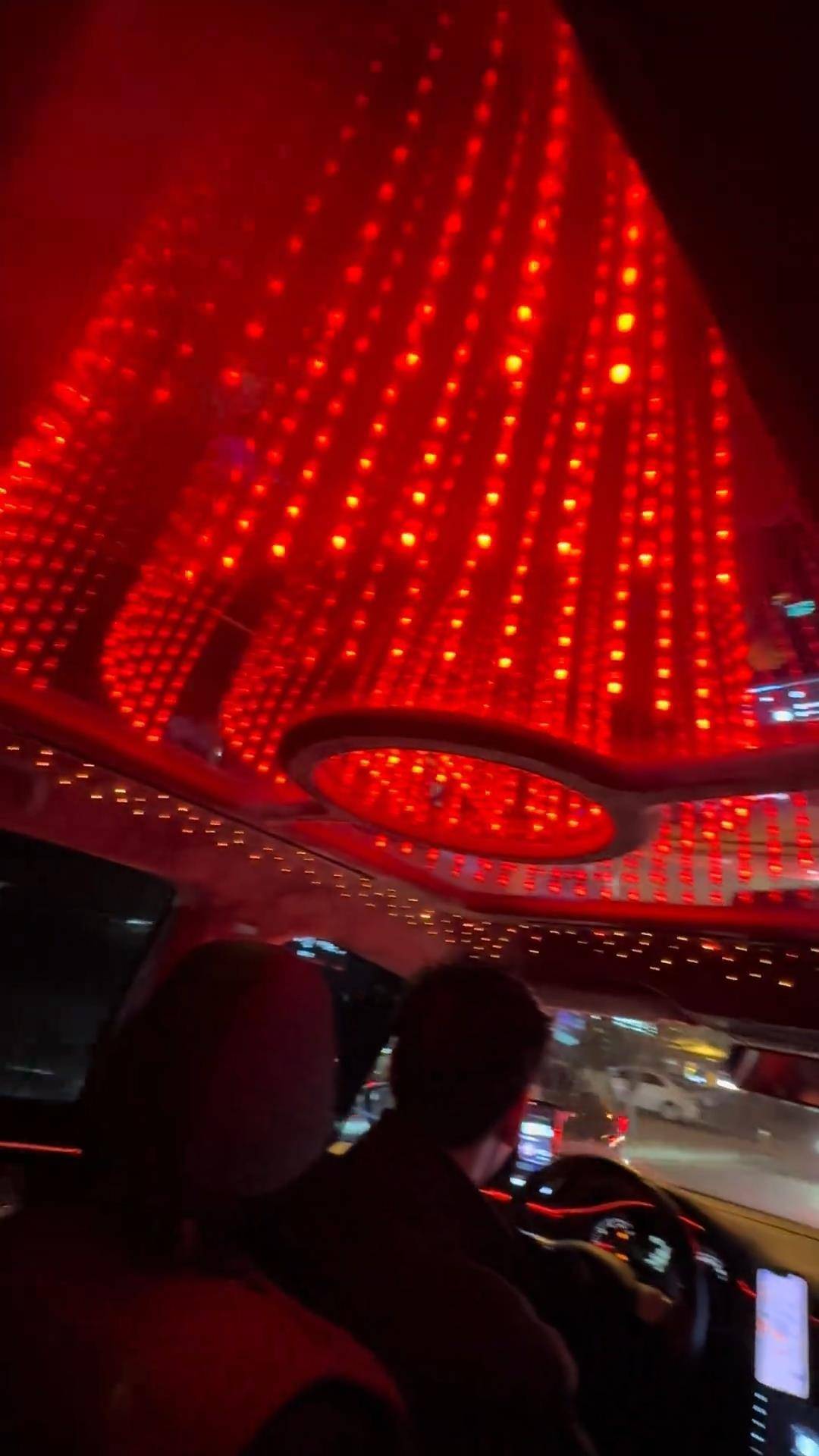 长春一女子打车遇“最炫出租车”<strong></p>
<p>数字货币查询</strong>，车顶被改装为绚丽星空顶，网友：打车竟然打到了移动KTV