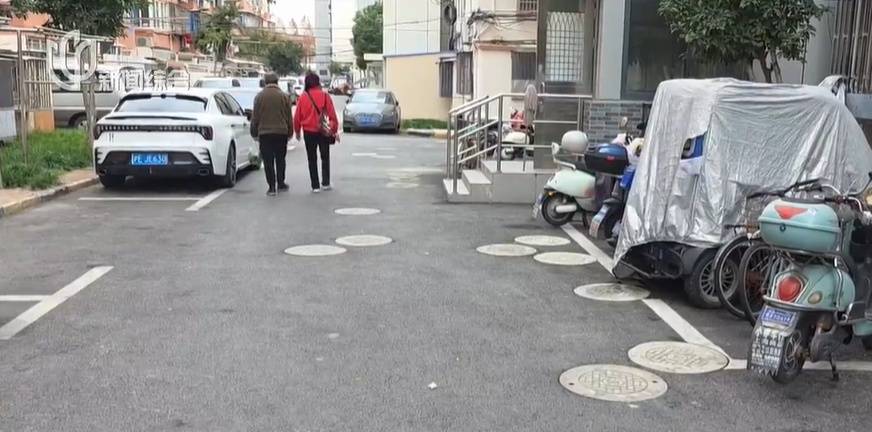 太夸张！上海人比比谁家楼下井盖多！有人家门口100个<strong></p>
<p>数字货币矿机</strong>，“走路难！到处都像贴膏药”...