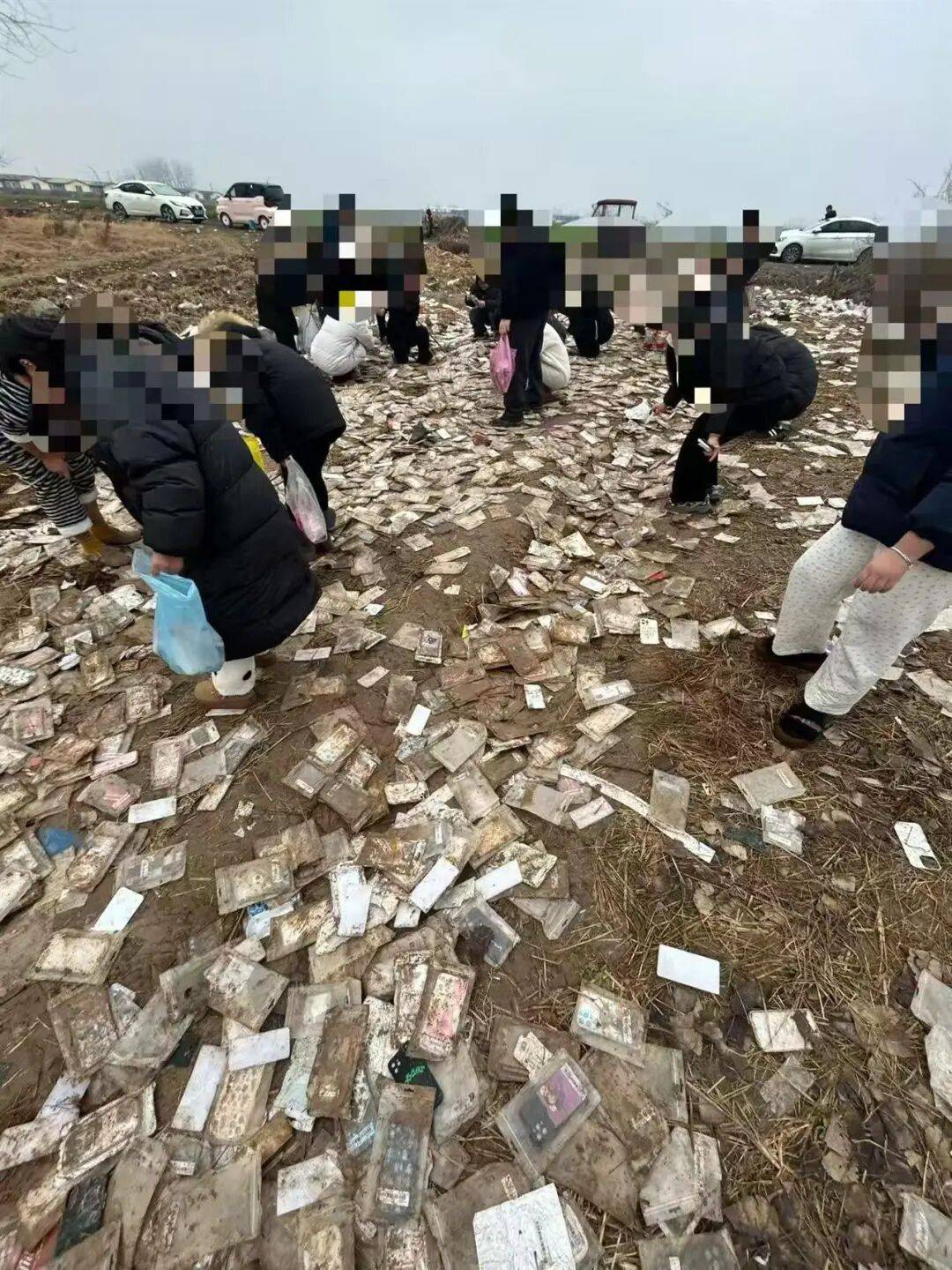 商丘一空地现成堆被丢弃的全新手机壳<strong></p>
<p>数字货币矿机</strong>，多人驱车前往“捡漏”，有人一次捡了50个