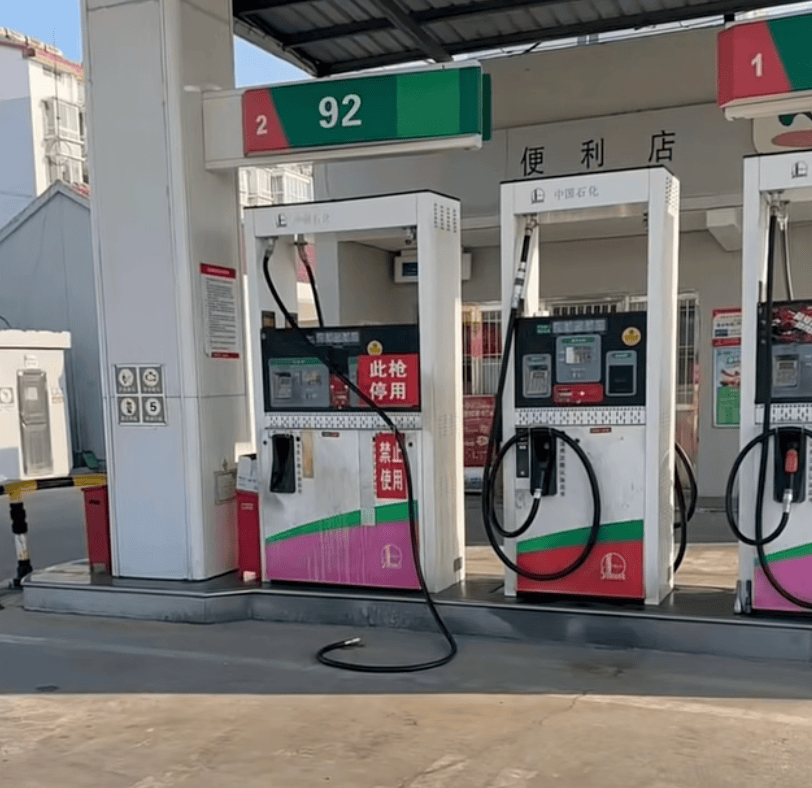 司机加完油未拔油枪驾车离开<strong></p>
<p>BAC数字货币</strong>，油枪被拉断，加油站：断裂油枪已修复，未要求赔偿