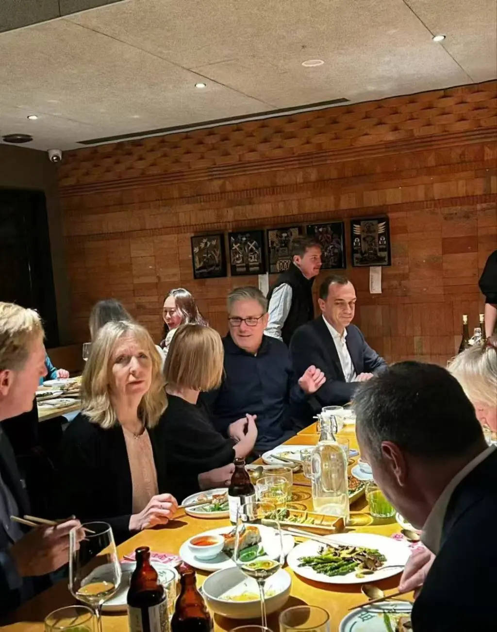 英国首相斯塔默抵达上海<strong></p>
<p>新数字货币</strong>，在参观豫园时体验了沪上名点蝴蝶酥