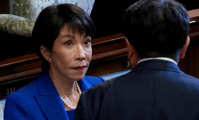 日本物价全线失控，这回高市早苗扛不住了，开启了“割肉救命”之路！