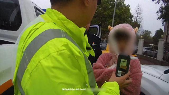 “我发誓，我没喝！”浙江一女子早晨开车送孩子上学途中发生事故，交警闻到酒味，面对询问坚称大早上没喝酒，检测结果竟是醉驾